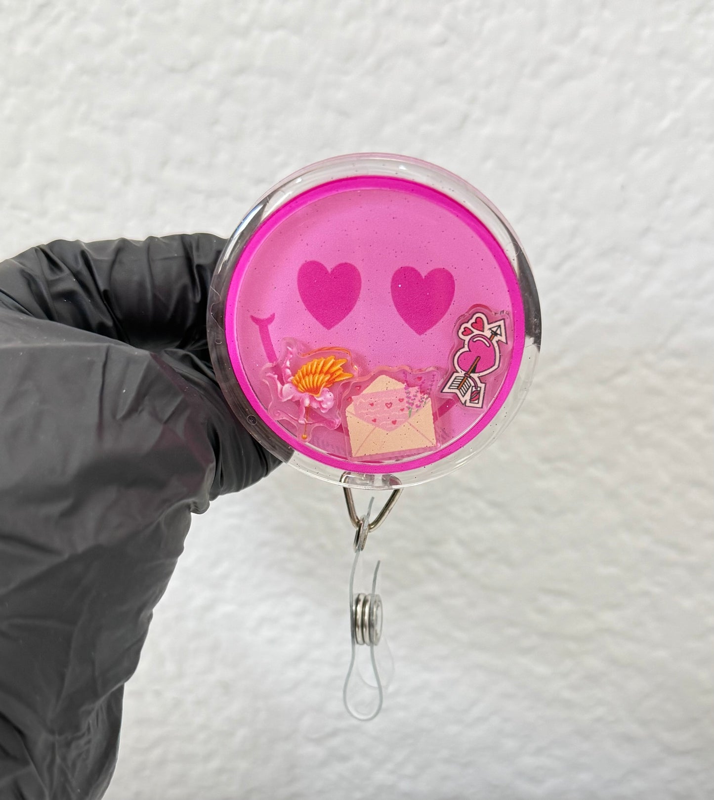 Happy Face Heart-Eye Shaker Badge Reel – A Fun Valentine’s Day Accessory!