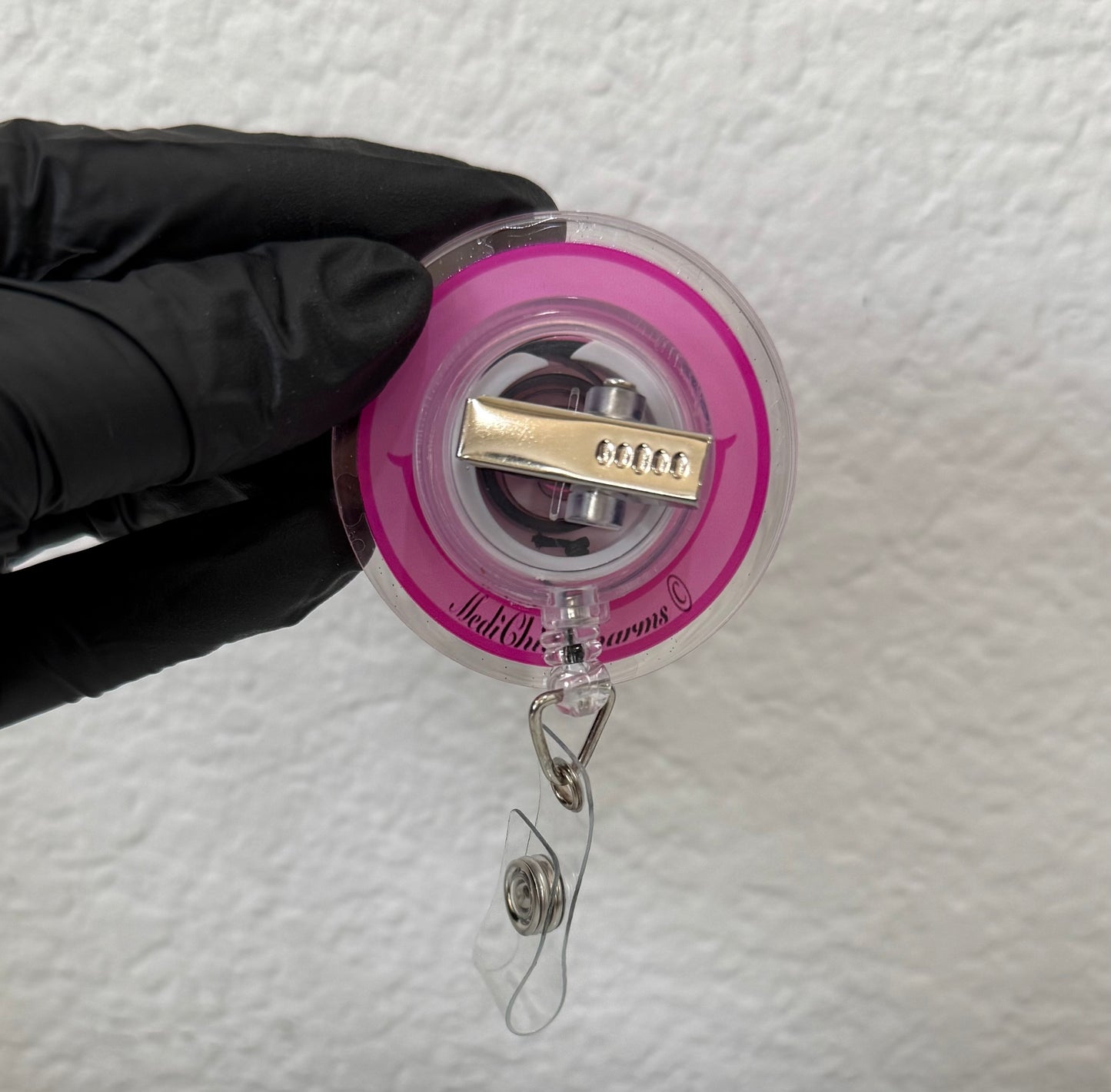 Happy Face Heart-Eye Shaker Badge Reel – A Fun Valentine’s Day Accessory!